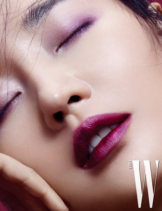 Actor Kim Sa-rang has released a bold Close-Up picture.Actor Kim Sa-rang released two different texture lip makeup pictures on July 224.Under the concept of Matt VS Metallic, Kim Sa-rang produced a variety of look from dreamy atmosphere to bold image.In this photo, I made a provocative chic by matching the shaded eyes and delicately shiny red metallic lips.The purple-colored metallic lips blended with the violet eyes to maximize the mystery.Meanwhile, the matte texture was expressed in dried rose lips and toned pink blusher to complete a fascinating and sophisticated mood.emigration site