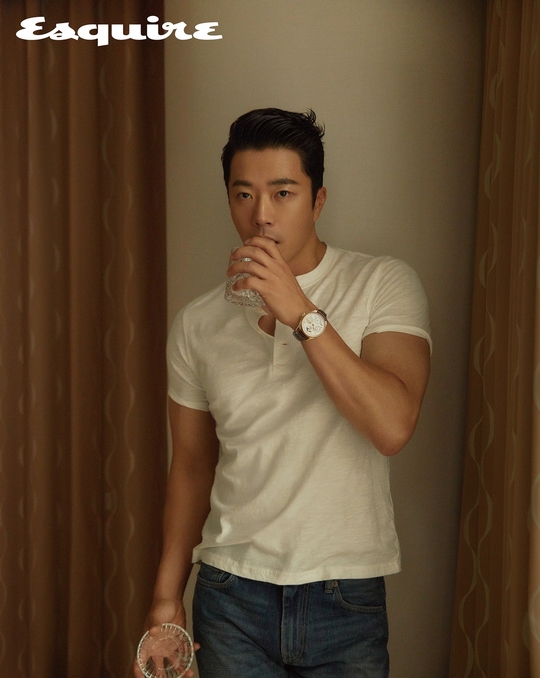 Actor Kwon Sang-woo was selected as the cover model for the August issue of Esquire.Esquire took a photo shoot and carried out a photo with a cover such as Kwon Sang-woo.Kwon Sang-woo in the photo showed solid back muscles that match the muscular stars reputation.Kwon Sang-woo has been active and steady at home and abroad for nearly 20 years, and about its sincerity, Kwon Sang-woo said:I dont think Ive had a year or more off, and I think its easy to forget because there are so many different media and channels.Once, the top actors had a year or two of Blady, which was a trend, but it felt like a waste.Its a personal idea, but our bodies are aging more someday, and its our duty as actors to do a lot of good work when we have a beautiful look.Kwon Sang-woo has been a sincere figure all along. I think I was diligent to look back. Im never late.And thats my competitiveness. Its also important to get a sense of it quickly.I think the ability to acquire the elements of the work that the director demands when Acting is a little faster. I think Ive never laid Babel for more than a few months, even though Ive been off for a month or two because of my work.If Im an actor, Im a little nervous if I dont do Exercise.If you do not have a shooting, you do not do your homework if you do not do anything. In fact, Kwon Sang-woo said that his weight does not change all year long, whether he is active or not.Kwon Sang-woos photo shoot was taken at Namdaemun Suite, the finest suite of Seoul Hilton, a Millennium representing Seoul.It is a top-of-the-line guest room with only state-level guests, so there is little permission to shoot.Kwon Sang-woo expressed the boylike but mature man in this guest room.In fact, Kwon Sang-woo has matured a lot. It was more like fire, but it was a little less.There were many times when I hit it, hit it well, and crashed in any bad situation, but now I have more times to just Aw.I came up to be an actor without a penny, and now Ive accomplished a lot of things that my age friends havent accomplished, and Id like to praise myself for that, because Ive lived hard.Park Su-in