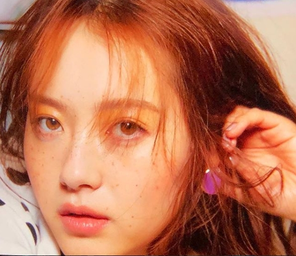 Actor Go Ah-ra has released a new concept photo shoot behind-the-scenes.Go Ah-ra posted a picture on July 24 with his article Challenge a new concept picture with a freckle on his instagram.Inside the picture is a picture of Go Ah-ra staring at the camera with a freckle-filled face.Go Ah-ra completed the Retro fashion with a polka dot blouse, red socks and bold earrings.The dazzling beauty of the atmosphere goddess Go Ah-ra pulls out Eye-catching.The fans who responded to the photos responded to It is really pretty, I love you, Look at the eyes, it is really attractive.delay stock