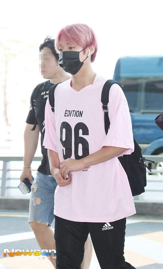 Park Jihoon 'Pink Hair Color in the Eye' (Airport Fashion)