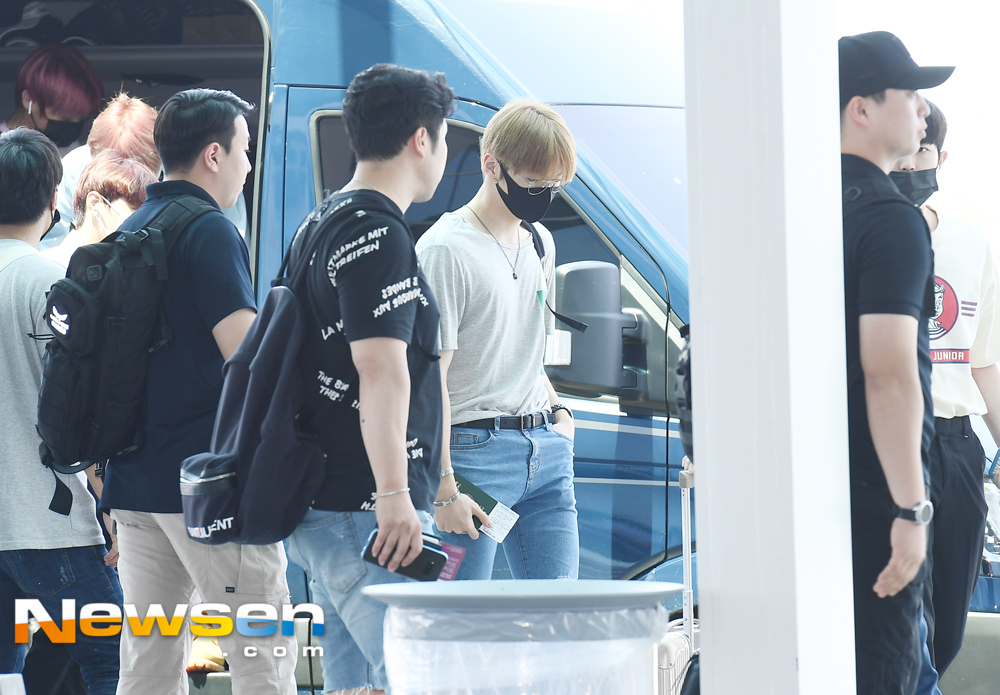<p>Wanna One showcases the air fashion via Incheon International Airports 2nd passenger terminal on July 24th afternoon on the next world tour schedule and left Hong Kong.</p><p>On this day Wanna One (Kang Daniel, Bakjifun, Idefi, Kim Jae-hwan, Ong Voice Actor, cold premium team, Lai Kuan-lin, Yun Jison, Fang Min Hyeon, Bejin Young, Ha Nebula) are heading out.</p>