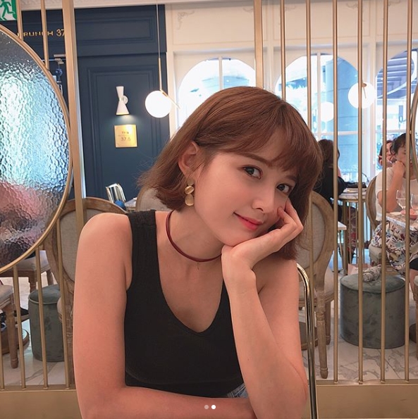 Actor Nam Bo-ra has given off a refreshing appeal.Nam Bo-ra posted a photo on his instagram on July 24 with an article entitled Mom and brunch.The picture shows Nam Bo-ra in a black sleeveless tee, with a short brown bob and a blemish-free skin that further highlights her beauty during Nam Bo-ra.Nam Bo-ras sloppy, slender arm Line also pulls out Eye-catching.The fans who responded to the photos responded such as Bora is pretty, Is not it a person? It is too beautiful for a person and Is it a doll or a person?Nam Bo-ra recently appeared on SBS Jungles Law in Mexicodelay stock