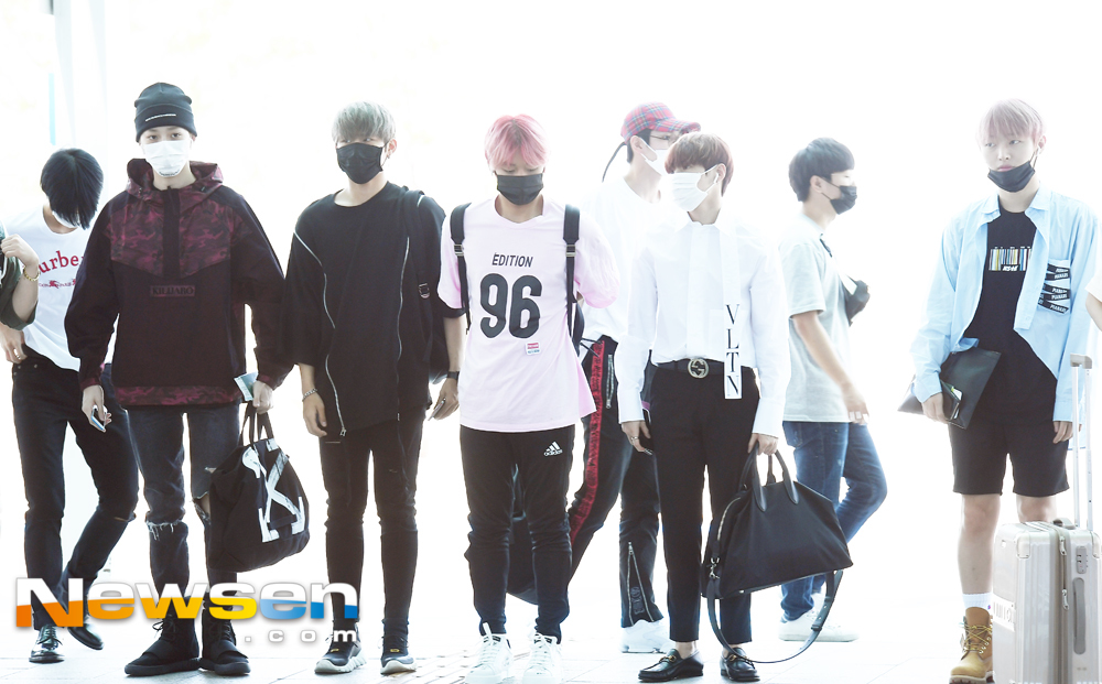 <p>Wanna One showcases the air fashion via Incheon International Airports 2nd passenger terminal on July 24th afternoon on the next world tour schedule and left Hong Kong.</p><p>On this day Wanna One (river Daniel, Bakjifun, Idefi, Kim Jae-hwan, Ong Voice Actor, cold-drinkers, Lai Kuan-lin, Yun Jison, Hwang Min-hyun, Bejin Young, Ha Nebula) are heading out.</p>