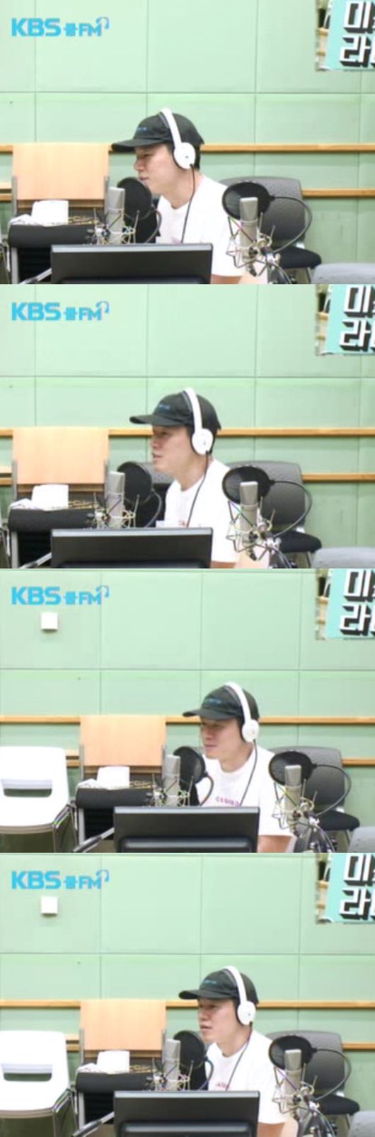 <p>Actor Kim Moo Yeol who appeared in the movie Jin-Roh: The Wolf Brigade (Director Kim Ji-eun) showed confidence in this work.</p><p>Kim Moo Yeol appeared on KBS Cool FM Mr. Radio of Kim Seung Woo Jang Hang-jun (hereinafter referred to as Mr. Radio) live on the afternoon of the 24th, I got a really good work.You all go to a summer vacation As director Oshii Mamoru came to South Korea yesterday, he said, I have been ravingly acknowledging that many of my thoughts came out.</p><p>Jin-Roh: The Wolf Brigade is backed by the chaos of 2029 when anti-unit terrorist groups emerged after the inter-Korean declaration of the unified preparatory five-year plan. Police organization TUKGIDE and intelligence institutions Jin - Roh: The Wolf Brigade depicts the success of the human weapon called wolf in the conflicting confrontation of absolute power authorities, centered on public safety.</p><p>Director Oshii Mamoru s original work Jin - Roh: The Wolf Brigade (1999) remained as a classic science fiction anime in the enthusiasm of the whole world mania. Director Kim Ji-euns Jin-Roh: The Wolf Brigade melted the Korean situation based on the original.</p><p>Kim Moo Yeol said, I also saw the movie or I had not done a few reviews between the actors after a few days, he said, I talked with my brother Jung Woo-sungs office manager (Jung Woo-sung) I smiled and said, My brother admired me very much.</p><p>In addition, Jung Woo-sung, Gang Dong-Won older brother is a celebrity entertainer, it was very difficult and mysterious to take a movie like. Gang Dong-Won type is one year older than me . In particular, he was nervous about the fact that he appeared in works like Jung Woo-sung when he first shot, did not talk at first.</p><p>Kim Moo Yeol continued, There were not many places where Jung Woo-sung, Gang Dong-Won elder brother and other actors co-starred gather in. There were many times we took another shoot, sometimes encouraging and comforting each other There was nothing like our neural warfare.The director Kim Ji-woo said, Handsome children came out, but handsome children will come out again (laugh) I told the atmosphere of the shooting site.</p><p>Kim Moo Yeol promised, I am going to have more than 7,770,000 spectators exceeding my objective, then I will exceed the breakeven point, then I will drink sake that I saw . Kim Moo Yeol revealed that it is the tenth month this week without a special trigger.</p><p>Kim Moo Yeol said, Director DJ Jang Hang-jun said, In case you are over 7,770 thousand spectators, please give us a promotion promise, Kim Moo Yeol said, When I ask the production company, I wish to wear Tukugides reinforcement suit and I want to return to this radio once again. </p><p>Jin-Roh: The Wolf Brigade to be released on July 25 is Gang Dong-Won Han · Hyo Ju Jung Woo-sung Kim Moo Yeol Kim Ji-eun who met with actors such as Hanjelice · Minho and built their own style I am receiving expectations from the audience with directors directing. / [Photo] Mr. Radio Broadcast screen capture</p><p>Mr. Radio Broadcast Screen Capture</p>