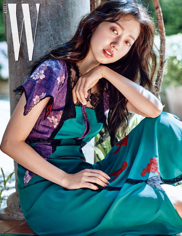 On the 24th, Salt Entertainment, a subsidiary company, released a August issue photo of Actor Park Shin-hye with fashion magazine W. (W KOREA).Park Shin-hye, who was photographed in Spain Granada, is staring at the front with her eyes that seem to fall in, with natural hair and makeup.Her beautiful eyes and intense beauty show her her alluring atmosphere and concentrates the attention of the viewers.In particular, Park Shin-hye is a back door that shows off his unique bright energy even in the hot weather of Spain, and has impressed the people and field staff with his eyes and poses.Park Shin-hye is currently working on filming as a character Chun Hee-ju, who has a strong life in TVN fantasy romance Drama Memories of Alhambra Palace (playplayplayed by Song Jae-jung, director Ahn Gil-ho), which is scheduled to air in the second half of this year, and has a mysterious part of the event.The Memories of the Palace of Alhambra, starring Park Shin-hye, is a story about a strange incident as Yoo Jin-woo (Hyun Bin), the head of an investment company, visits Spain Granada for business and is tied to a hostel run by Chung Hee-ju.Meanwhile, Park Shin-hyes summer picture in the August issue of W magazine can be found on the W. Korea website.