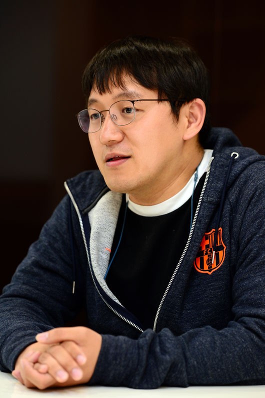SBS representative entertainment program Running Man director seeks changeAccording to a broadcasting official on the 23rd, PD Jung Chul-min finally got off the recording of Running Man, which was held the day before (22nd).Jung PD started with the supporting role of Running Man in 2010 and has led Running Man as the main PD since the reorganization in April last year.He boldly recruited Yang Se-chan, a former So-min, to change the program at a time when the Running Man was in crisis. Running Man, which built a solid eight-member system, succeeded in recovering.In particular, Running Man, which recently showed an increase in ratings, also recorded double-digit ratings through 410 episodes broadcast on the 22nd.Lee Hwan-jin, who led the program with Jung Chul-min, will take over Bhutan and become the main director. SBS said, Lee Hwan-jin - Kim Han-jin will go to PDs 2PD system.The amount of PD Jung Chul-mins participation is until July 29th. From August 5th, Lee Hwan-jin PD leads the main PD.
