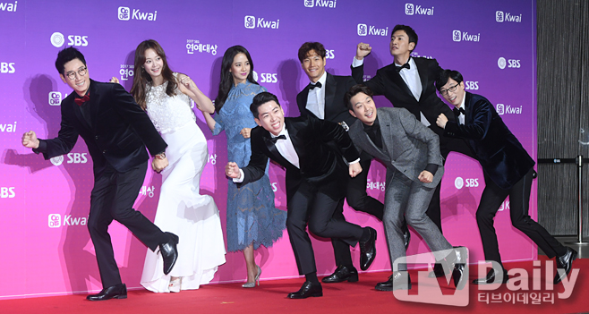 Actor Shin Hye-sun Sung Dong-il, group Mama Moo, and comedian Jang Do-yeon appear as guests in Running Man, and Running Man Jung Chul-min PD leaves the program for a while.On the 24th, an official of SBS entertainment program Running Man said, Shin Hye-sun, Sung Dong-il, Mamamu and Jang Do-yeon participated as guests in the recent recording.I participated in different missions rather than participating in the race. The official said, Jung Chul-min PD, who has directed Running Man so far, leaves the program for a while.Lee Hwan-jin PD and Kim Han-jin PD directed the film from Shin Hye-sun and Sung Dong-il. Jung Chul-min PD is the person who led the rise of Running Man recently including the joining of actor Jeon So-min and comedian Yang Se-chan.There is a growing voice of regret among the Running Man listeners over his rest.According to a Running Man official, the recording was meaningfully decorated with 8 races for the eighth anniversary of the program.Attention is focusing on whether Lee Hwan-jin will continue to rise as the main director of Running Man. It will be broadcast at 4:50 pm on the 5th of next month.