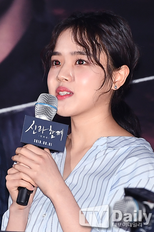 <p>The movie Along with the Gods: The Two Worlds - Causal Open The press preview was held at Seoul Lotte Cinema World Tower on the 24th afternoon.</p><p>Actor Ha Jung Woo, Ju Ji-hoon, Kim Hyang Gi, Ma Dong Seok, Kim Dong-uk, Lee Jung-jae and Kim Young-ha coach etc. participated in the preview of the mass communication this day.</p><p>Along with the Gods: The Two Worlds - a causal kite is the next flight of Along with the Gods: The Two Worlds - Sin and Punishment which unravels enormous stories of this world and the other world against the backdrop of current and past Published on the 1st of the month.</p><p>Along with the Gods: The Two Worlds - Causal Open Preview</p>