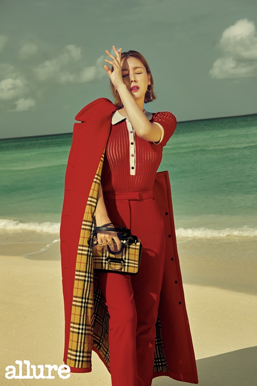 Actor Kim Sung-ryung presented another life picture with the brilliant Maldives sea and picturesque resort.In this photo shoot at Maldives Hydeaway Resort and Spa, Kim Sung-ryung matches Kim Sung-ryungs elegant, luxurious, confident look with a diring bag of vintage check prints inspired by the iconic Heritage trench coat as well as short pants and tops that reveal the body line. I showed you.In addition, the jewelery detail sunglasses and intense coral color lip from the summer look to the orange brown color lip and elegant backless dress to the early autumn mood look, and once again the appearance as a fashion icon was revealed.It was a difficult character to experience in the drama and it was very attractive to melt a new character in a short amount, he said. It was a task to realize that the character is as important as the amount of role to Actor, he said. He said.In addition, about the genius scientist Aurora, who is in conflict between his robot and his son in KBS 2TV drama You are a human being, he said, I actually acted with 100% sympathy because I am raising my two sons. I tried not to overstate my rational and cool appearance as a scientist as well as motherhood for my children.Kim Sung-ryung, who said that his mid-40s were a turning point in acting life, said, In fact, I have nothing specially changed.I have been working hard on what I have always done, and I have had the opportunity and I have made it my best without missing the opportunity. But I want to praise me, whether I am good or not, I was always preparing to pour 100 percent of my time.Kim Sung-ryungs charming picture can be found in the August issue of Allure.Photo: The Painting Works