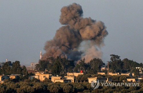 이스라엘 점령지 골란고원에서 바라본 시리아 국경지역에서 솟는 포연 [AFP=연합뉴스]
