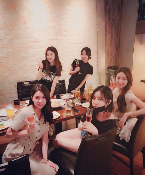 Cao Lu posted a picture on his 25th day with an article entitled I Love You FIESTAR through his instagram.The photo shows Cao Lu and FIESTAR members Jae, Lindsay, Yeji and Hyemi.They smiled brightly at the camera and posed affectionately and attracted Eye-catching.