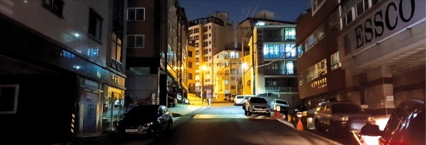 < 썰렁한 울산 현대重 인근 거리 > 지난주 금요일 밤 9시 울산 동구 현대중공업 인근 외국인 특화거리에 있는 상점과 원룸 등에 불이 꺼져 있다.  울산=하인식  기자