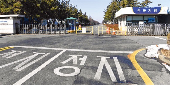 < 문 닫힌 한국GM 군산공장 >한때 하루 수천여 명의 직원이 오갔던 한국GM 군산공장 정문이 바리케이드로 굳게 잠겨 있다.  군산=임동률  기자