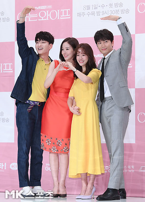 Han Ji-min, who returned to the drama after three years, and Ji Sung, who challenges the acting of a married man, met.Can knowing wife wash away the similarity with Confession Couple and be loved?On the afternoon of the 25th, a production presentation of TVNs new tree drama Knowing Wife was held at Amoris Hall in Times Square, Yeongdeungpo-gu, Seoul, and actors Han Ji-min, Ji Sung, Kang Han-Na and Jang Seung-jo attended.Knowing Wife is a drama depicting a fateful love story that has changed to a single Choices.Lee Sang-yeob PD said, Ji Sung and Han Ji-min were difficult casting, but I am glad that they have been concluded.Ji Sung thought that the line was a good actor.I was wondering what the daily acting would be like, but when I met him in person, I thought he would be a good fit because he had a temperament and chatter and was bright. Han Ji-min had a fantasy about actresses, so I was worried about what to do with the housewife, but she was surprisingly honest and honest.I dont have to worry about it because my breathing fits so well at the scene, Lee added. Jang Seung-jo was an actor who was curious because his eyes were so good in Don Flowers, but he was delicate and had a girl inside.Kang Han-Na was the most troubled character, but it was the most qualified. Knowing Wife is similar to the KBS2 drama Confession Couple, in which the couples return to a point in the past ended in popularity.You think there are similarities because there are parts that start from marital life and return to their original place, but this work was planned before the Weightlifting Fairy Kim Bok-joo, Yang Hee-seung said.Ji Sung said, I wanted to do a bright work because the previous work Defendant was dark. He told me why he chose to appear in Knowing Wife.Ji Sung played the role of Cha Joo-hyuk, who is tired of the interest on chartered loans, childcare and living expenses, and the work life that is full of truth customers and advisers.I thought it was a drama that I could look at the script of Yang Hee-seung and think about the life I live and how precious I am.I came to participate to express it, he said.Han Ji-min returns to the drama three years after Hyde Jekyll, Me in 2015, in which he plays Seo Woo-jin, frustrated with the life of working childcare moms.Han Ji-min said, I have put down visuals in this work.Han Ji-min said, The opportunity to Choice knowing wife is thought to be in Choices.When I look back on the past, I regret it and I am always thinking that I have troubles with Choices about the future.I am satisfied with my life, but I dreamed about it once, but I was realistic and fantasy-sympathetic. Meanwhile, Knowing Wife will be broadcast first at 9:30 pm on August 1, following Why Secretary Kim Will Do It.