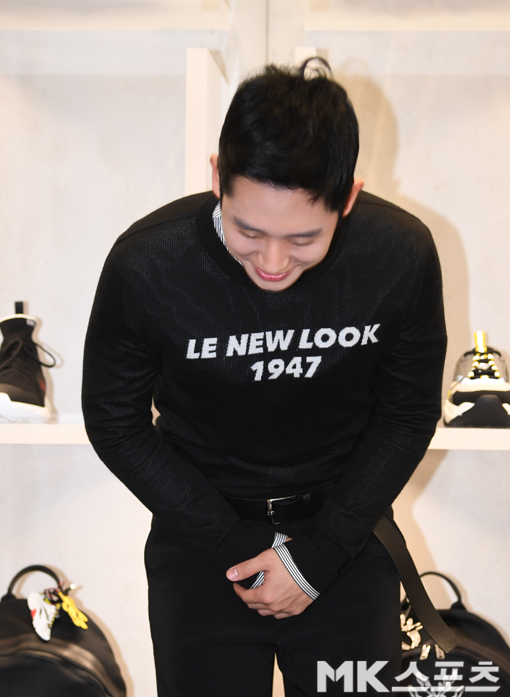 Actor Jung Hae In held a photo call commemorating the opening of a male boutique at the headquarters of Seoul Shinsegae Department Store on the afternoon of the 25th.Jung Hae In greets after finishing photo call event