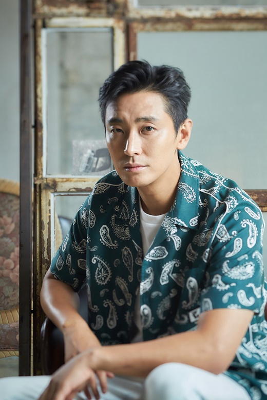 Actor Ju Ji-hoon has expressed his feelings of co-working with Ma Dong-Seok in the movie Along with the Gods: The Two Worlds2.Ju Ji-hoon interviewed at a cafe in Samcheong-dong, Jongno-gu, Seoul on the afternoon of the 25th.The film Along with the Gods: The Two Worlds - Causal kite (hereinafter referred to as Along with the Gods: The Two Worlds 2) was released on August 1, and the story was met with reporters and made a story.Ju Ji-hoon said, I appeared with my brother Ma Dong-Seok on the eve of marriage, but there was no god to meet.Along with the Gods: The Two Worlds2 is the first co-work, but it was always good. We have similar tendencies. Not only Ma Dong-Seok, but also the cast members are positive about the difficulties, so we have a comfortable co-work.Along with the Gods: The Two Worlds2 is the second installment of Along with the Gods: The Two Worlds - Sin and Punishment, which mobilized 14.41 million people earlier this year.I received a great love for the film of the same name webtoon by Joo Ho Min.The second part is the development of the underworld triad Kangrim (Ha Jung-woo), Ju Ji-hoon, and Kim Hyang Gi, which seek hidden secrets of the past 1,000 years ago.Ju Ji-hoon played the role of Haewon Mac among the three tridents of the play.In this episode, he met Sung Ju-shin (Ma Dong-Seok) in Lee Seung and expanded the range of characters by searching for pieces of lost memories.