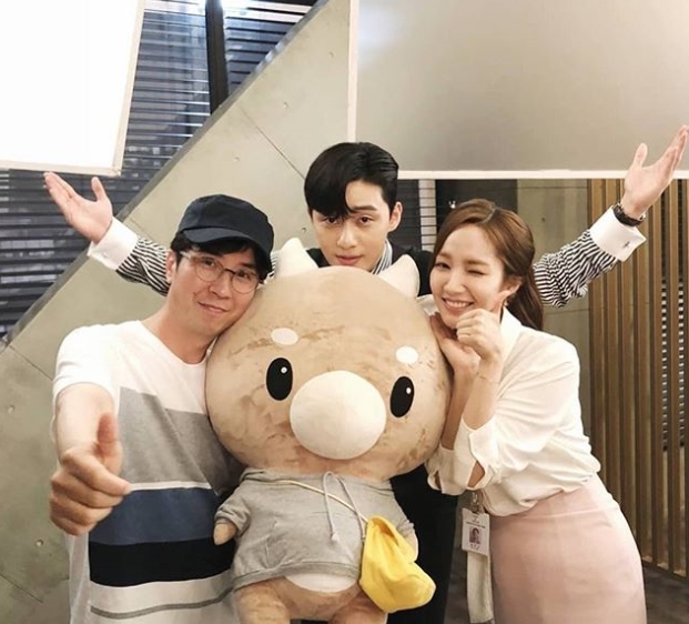 A picture of Camera outside Park Seo-joon Park Min-young has been released.Actor Park Min-young posted a picture on his instagram on July 25.The photo shows Park Seo-joon Park Min-young, Park, and Joon Hwa, who are proud of their cheerful appearance on the TVN drama Why is Kim Secretary?The warm appearance of Actors and the atmosphere of the filming scene are impressive.kim myeong-mi