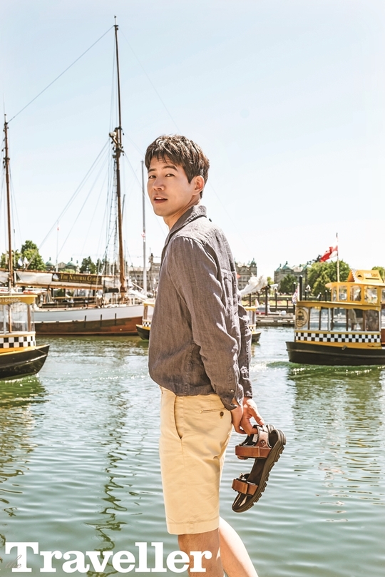 Actor Lee Sang-yoon has made a small-scale trip to Canada Vancouver Island.Global lifestyle magazine The Traveler has released a picture cut shot by Lee Sang-yoon and Canada Vancouver Island.Lee Sang-yoon is the capital of Canada British Columbia and has traveled to Queen Victoria, the mildest city in Canada, and the small towns around it.Lee Sang-yoon arrived at Canada Queen Victoria via Seattle on Delta Air Lines.Walking through the peaceful Queen Victoria inner harbor, in Downtown Queen Victoria, dressed like a British gentleman and enjoyed a walk.A small fishing village, Koyu Chan Bay, was also seen having a good time with a puppy.Lee Sang-yoon showcased her comfortable travel look with a fashionable yet active jacket and long-wearing Timberland black sneaker boots.Lee Sang-yoon, who has been in his 11th year of debut, has become a representative Handsome boy actor through comfortable and authentic acting that does not feel rejected.Recently, it is curious in the entertainment program, but it is loved by the wrong question and unique nonsense.I decided to appear because it was an entertainment program that was not like entertainment. It seems to be my color to make it easier than entertainment.Park Su-in