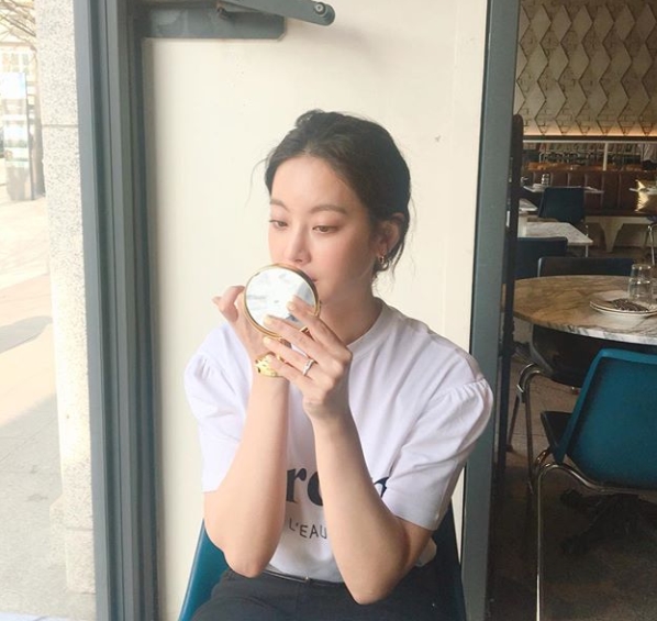 Actor Oh Yeon-seo showed off her watery beautiful looks.Oh Yeon-seo posted a picture on his instagram on July 25 with an article entitled Everyone Careful of the Heat.The picture shows Oh Yeon-seo looking in the mirror, Oh Yeon-seo, who is comfortable in a white printing T-shirt and black bottoms.Oh Yeon-seos beautiful look, which shines even in pale makeup, attracts Eye-catching - even the sprained bald hair is lovely.The fans who responded to the photos responded such as My sister is careful of the heat, My sister is beautiful all my life and I am pretty.delay stock
