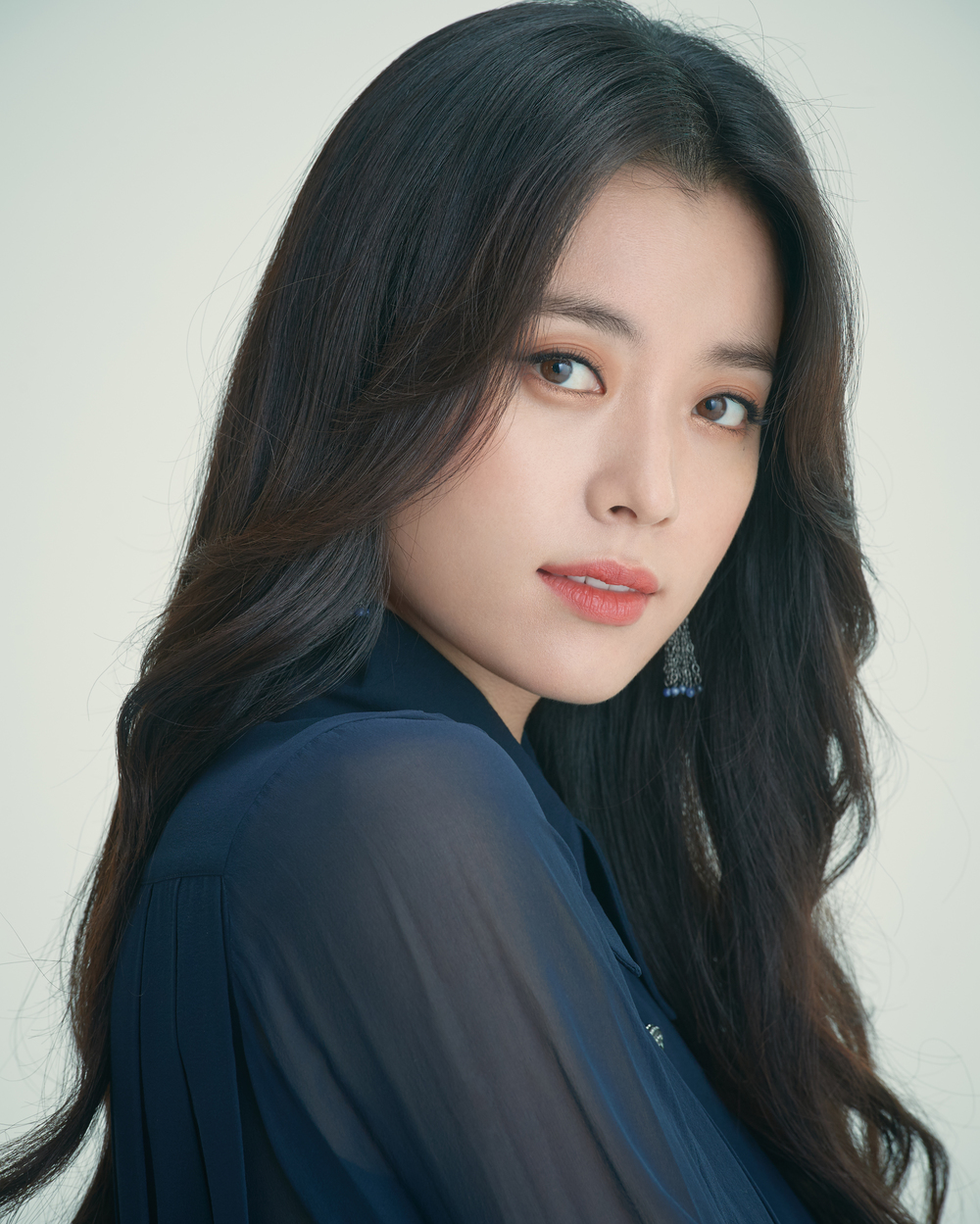 Han Hyo-joo said he was curious about the audiences response.Actor Han Hyo-joo, who starred in the movie Illang: The Wolf Brigade, confessed that acting was difficult in an interview held at a cafe in Samcheong-dong on the afternoon of July 25.Han Hyo-joo performed in Illang: The Wolf Brigade as Yoon Hee Lee, who shakes Lim Jung-kyung (Kang Dong-won)s heart.Han Hyo-joo said of his acting: Once I see myself on screen, I always try to look objective.I always try to see the character in the movie when I monitor the previous movies.  I tried to watch this movie, but Feelings said that it is strange than watching the previous movie.When I look at myself, I think I heard a lot of new Feelings, Unfamiliar Feelings Han Hyo-joo said, In fact, it is also the part I expected as an actor when I chose this movie.I thought, I want the bishop to take out new faces than the face I had, and I can get it out if it is the bishop.I was unfamiliar and happy to see such faces, and on the other hand I was worried.It was a bit more personal than familiarity, but I was worried about how those who accepted it would accept it.I wonder how many people will see about the character Yoon Hee Lee.I hope it is a character who is sympathetic and compassionate, but that is my wind. Han Hyo-joo said, I saw an interview that the director said I was a good actor who played a stable performance.I should break the frame in a stable one. You did this? You did this? I wanted to show you the way you broke that frame, the acting.When I played the god, I thought I should do this rhythm with a lot of simulations while drawing in my head how to act, but in fact I went to the scene and Feelings heard the rhythm breaking.Turning my calculations off with instantaneous and improvised Feelings? There was a directors directory and I tried to break it myself. My face was strange on the screen.I think thats the part. I do not know the expression, the face I saw for the first time, or that part came out in the middle. So, Yoon Hee Lee was the most difficult character Han Hyo-joo has ever met since his debut.Han Hyo-joo said, I was worried about the first time I received the scenario, so I was wondering if the audience could follow this character well.Is it true or part of what youre talking about? Im confused in this way.I always talked to the bishop about the part that caught such things because there were many shaking processes while acting. The process of catching the character was difficult. bak-beauty