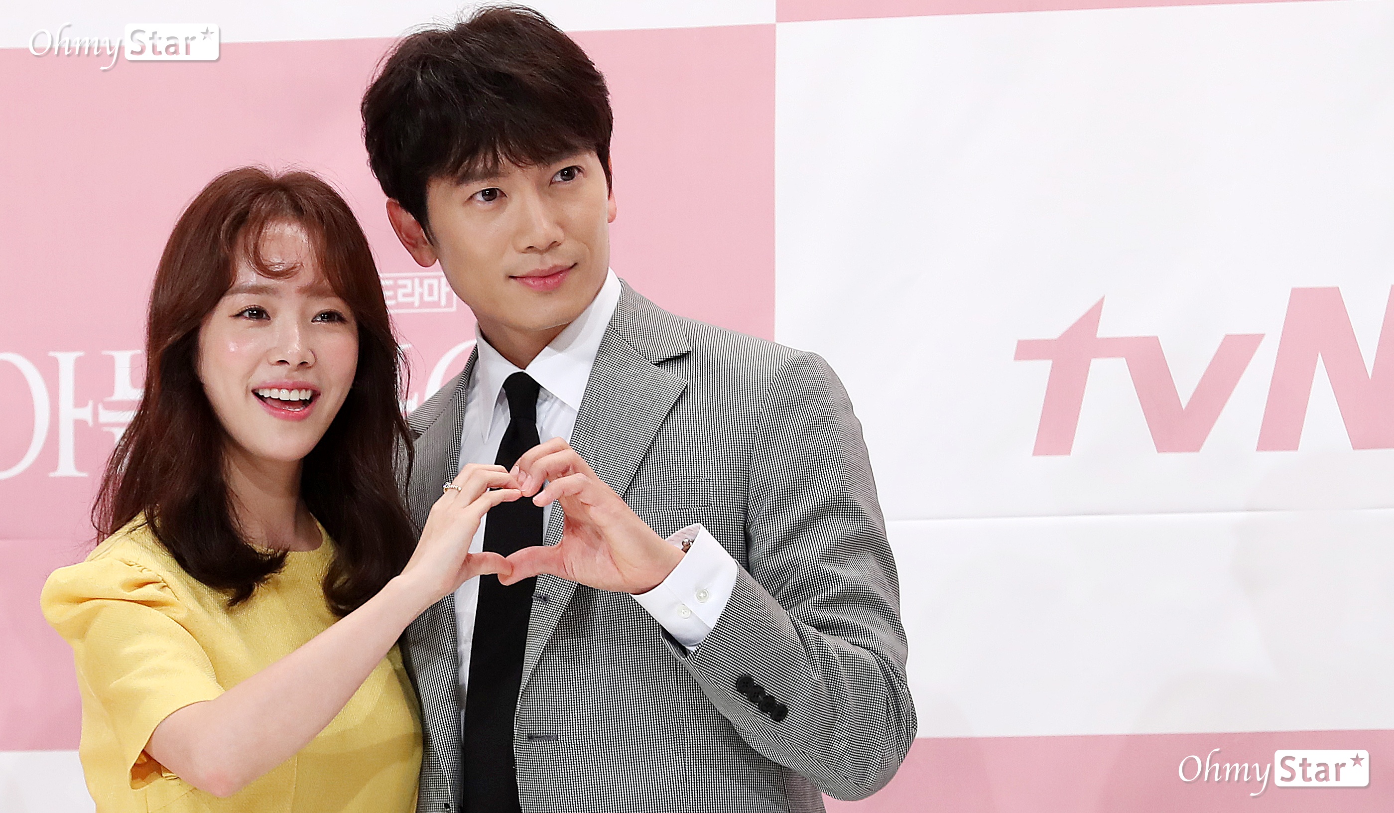 A realistic drama is on the way, which puts empathy as a weapon.TVNs new Wednesday-Thursday Evening Drama <Knowing Wife>, which will be broadcasted on August 1, follows the fateful love story that has changed with one choice.Actors Ji Sung and Han Ji-min appear as couples and breathe.Actors Ji Sung, Han Ji-min, Kang Na, Jang Seung-jo, Lee Sang-yeop and Yang Hee-seung attended the production presentation of <Ai Wife> held at Time Square in Yeongdeungpo-gu, Seoul on the afternoon of the 25th.empathic sniper reality dramaTVN New Wednesday-Thursday Evening Drama <Knowing Wife> production presentation