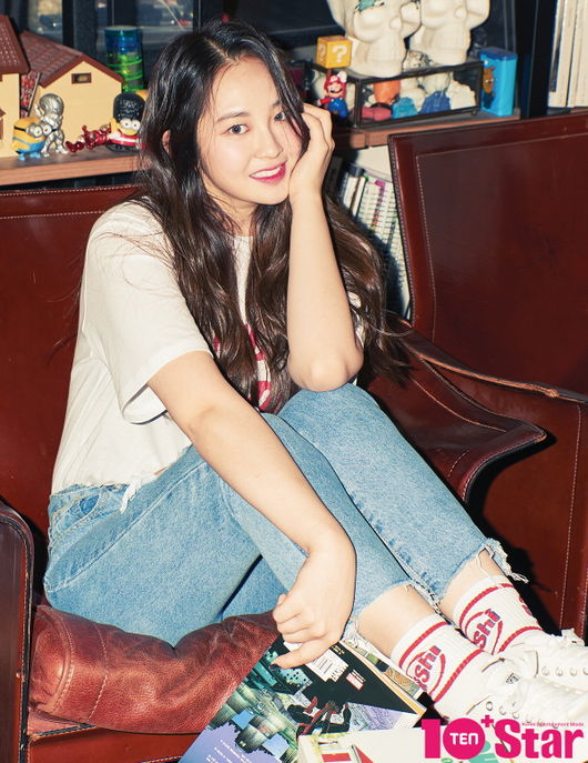 The group Momoland has featured the cover of the August issue of the entertainment magazine 10 + Star (Ten Plus Star).Tenplus Star released an August issue photo with Momoland on the 25th, which was filmed under the concept of The moment a woman appears to be a woman friend.Momoland members Lee Hye-bin, Jui, Jane the Virgin, Taeha, Ain, Daisy, and Nancy have realistically directed girlfriends of different charms from pure to cute and sexy.Momoland, a member of MLD Entertainment, is one of the most active girl groups this year.The title song GREAT!, the third EP released at the beginning of the year, swept the top of various music broadcasts as well as the music charts.The dance of Foot and Momoland spread like fashion, and its popularity continues to this day.In June, he debuted in Japan, and immediately released his fourth EP Fun to the World and is actively working as the title song BAAM (Baem).The world tour is also set for the second half of the year.When I saw fans in Japan holding our cheering stick Goods and filling the venue, I was the first to get on stage after debut, Jui said.Momoland has a lot of things to do. Nancy takes care of the images of Beauty YouTubers and says, I felt that there were many friends who were younger than me but lived nicely.Later, I want to try Beauty Youtuber. Jane the Virgin and Lee Hye-bin said they wanted to join YouTube Mukbang.Ein wants to challenge the Mukbang program, such as KSTARs Shikshin Road, and the radio DJ hes on. Hes interested in writing.I want to write a ballad someday. Momoland, who has become a rich man in the music industry, wants to try another concept.Nancy and Daisy said they wanted to show Girl Crush and Jui wanted to show a chic feeling like BLACKPINK.I want to create a sexy atmosphere like Lee Hyoris Bad Girls or Girls Days Something, said Lee Hyori. Nancy is also an adult next year, so I think I can show mature charm better.Momoland was pleasant throughout the interview, citing the time when everyone at the hostel watched the World Cup Germany match together as the moment they made their heart beat like the title song BAAM.When Son Heung-min scored, Tae-ha was so excited that the screen was turned off by accidentally pressing the remote control button, and then my heart was really surprised to be bam, Daisy said.When we eat chicken after winning the mobile game Battleground, Taeha said. I hope we can collaborate with Park Joon-hyung, who enjoys Baem.ten plus star