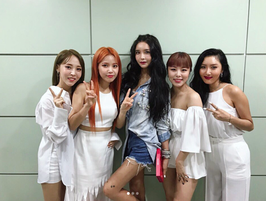 Prepare for the sign CD.Celebratory photo with Harisu back as singer after six years with MAMAMOOhas released the book.On the afternoon of the 25th, Harisu said to his instagram, With MAMAMOO, who wanted to see the first room of Show Champion! MAMAMOO!I was a fan, but thank you very much ~  I like this song too! The photo shows Harisu posing affectionately with junior group MAMAMOO.Harisu and MAMAMOO emit excellent beauty and cause the illusion that it is like a girl group.In particular, MAMAMOO prepares a separate sign CD for Harisu, which is warm to the new album Red Moon CD, Mr. Harisu.It is an honor to see you like this. Be careful of the heat in hot weather. Harisu does not hide Fan heart toward MAMAMOO and does not hide Show Champion Celebratory photo with themHarisu released the stage of Make Your Life for the first time through MBC Music Show Champion.MAMAMOO also applauded the new song You and the Year and the album Royal on the Show Champion.Harisu Instagram.