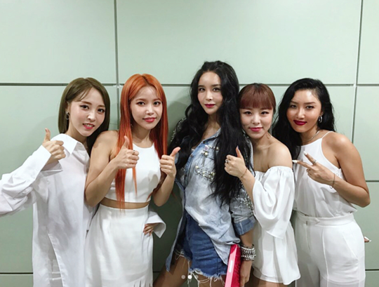 Prepare for the sign CD.Celebratory photo with Harisu back as singer after six years with MAMAMOOhas released the book.On the afternoon of the 25th, Harisu said to his instagram, With MAMAMOO, who wanted to see the first room of Show Champion! MAMAMOO!I was a fan, but thank you very much ~  I like this song too! The photo shows Harisu posing affectionately with junior group MAMAMOO.Harisu and MAMAMOO emit excellent beauty and cause the illusion that it is like a girl group.In particular, MAMAMOO prepares a separate sign CD for Harisu, which is warm to the new album Red Moon CD, Mr. Harisu.It is an honor to see you like this. Be careful of the heat in hot weather. Harisu does not hide Fan heart toward MAMAMOO and does not hide Show Champion Celebratory photo with themHarisu released the stage of Make Your Life for the first time through MBC Music Show Champion.MAMAMOO also applauded the new song You and the Year and the album Royal on the Show Champion.Harisu Instagram.