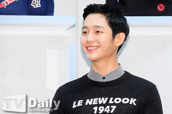 Actor Jung Hae In poses at the Fashion Brad Event held at the headquarters of Shinsegae Department Store in Jung-gu, Seoul on the afternoon of the 24th.D Brad event