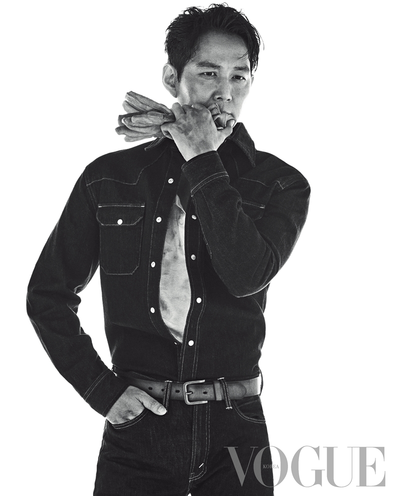 Lee Jung-jae, who plays Yo-Kai Watch Movie: Its the Secret of Birth in the movie With God - Causal Love released on August 1, released a different picture through the August issue of the fashion magazine Vogue Korea.This picture was conducted with the concept of Lee Jung-jaes unreachable Charisma.Lee Jung-jae in the picture is wearing a Western costume and emits an overwhelming aura with a wonderful pose like a scene of a western movie, a softness and a rough feeling.On this day, Lee Jung-jae said that each cut cut made an atmosphere that perfectly matches the given concept and created high-quality cuts, which made the staff admire.Meanwhile, Lee Jung-jae, who plays Yo-Kai Watch Movie: Its the Secret of Birth, who governs the underworld in the film With God - Causal and Yan, appeared in the first part and then up to the second part, writing a new definition of a special appearance.The existence of Yola will be vividly drawn on the screen and will show a unique presence while being heavy.With God - Causal kite opens on August 1.Photo- Vogue Korea