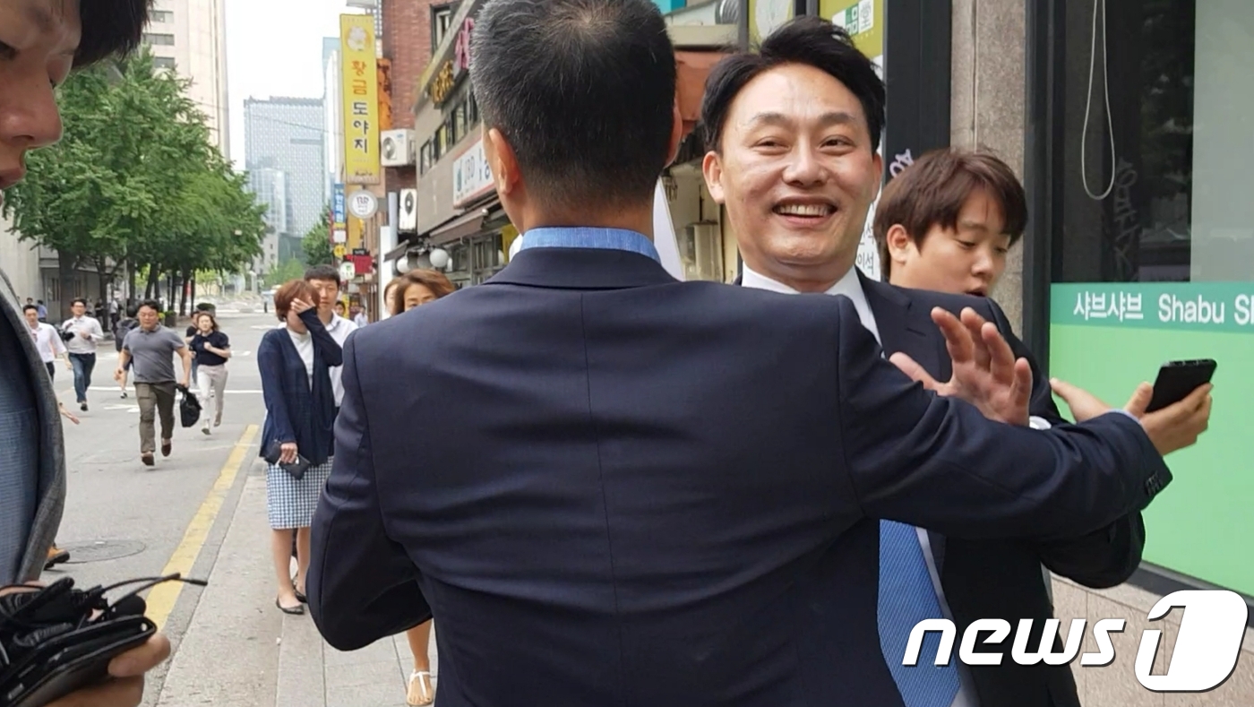 회사 급하게 설립해 홈페이지 같이 사용