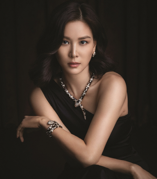 Actor Ko So-young has released a picture of the alluring charm and sensual beauty with Bulgari.Ko So-young in the public picture showed her beautiful appearance by digesting the bold design jewelery inspired by the snake in the elegant black dress that reveals the neck line with her own feeling.As she has not missed the fashionista title since her debut, she has presented her Eternal Fashion Icon with colorful jewelery decorated with diamonds and emeralds in different styles to suit her costumes.On the other hand, the image of this picture, which focuses on the meeting between the actress Ko So-young and Bulgari who women are eager to see, can be seen on the Bulgari website.