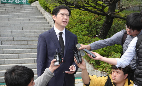 김경수 경남지사는 지난 5월 드루킹 사태 연루 의혹에 대해 "3류 소설도 안 되는 이야기"라며 부인했다. [연합뉴스]