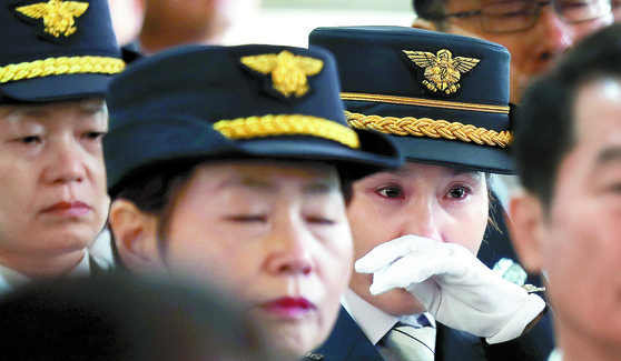 지난 5월 3일 전북 익산시 익산소방서 청사에서 열린 고 강연희 소방경의 영결식에서 한 여성 소방대원이 눈물을 닦고 있다. [연합뉴스]
