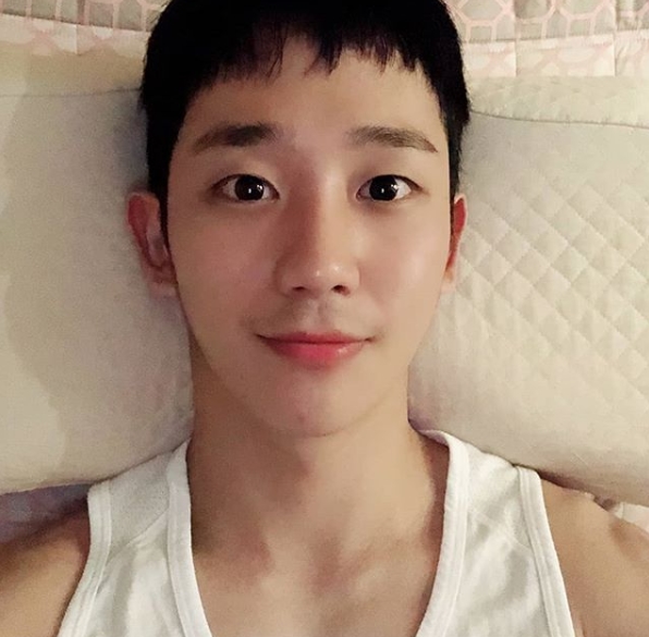 Actor Jung Hae In showed off his warm-looking lookJung Hae In posted a photo on his Instagram account on July 26 with the caption: Thank you, good night.Inside the picture was a picture of Jung Hae In lying in bed, who is wearing a white sleeveless T-shirt.Jung Hae Ins right-hand skin and round and large eyes catch the eye.The fans who saw the photos said, We have been looking for a long time since we are already five-year anniversaries, Why is your face so good?From morning on, I have the happiest day today, because it is a five-year anniversary and so on.delay stock