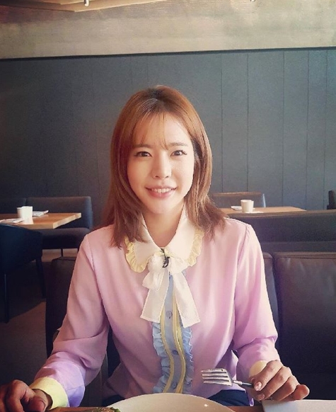 Sunny, as the name implies, the smell of the sunshine The loveliness is unchanged <p>Group Girls generation member Sunny released a recent smile with a bright smile.</p><p>I wrote a picture on July 26th, in his own Instagram with a sentence Photo by.Park Myeong-su.</p><p>The sunny meal in the picture was put in. Sunny is smiling with the camera. Sunnys dullness One skin and a big round eyes stand out.</p><p>The fans who touched the picture showed the reaction such as My sister also had a long time seeing it, trying to see, beautiful face today as well, sister in good luck?</p><p>Sunny is currently on the MC of Video Star</p>