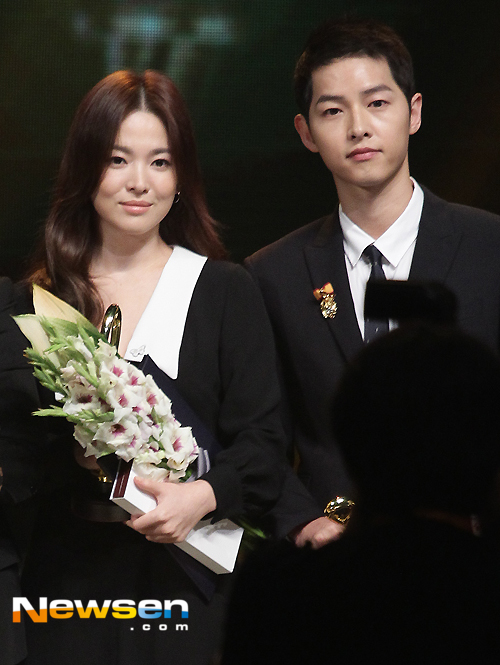 The Song Song-bu finally chose his next film.Actor Song Joong-ki was named Astral Chronicles (Gase), and Actor Song Hye-kyo was named Boy Friend to find an anbang theater.Blossom Entertainment, a subsidiary company, officially announced Song Joong-kis TVN new drama Astral Chronicles on July 26th.After marrying Song Hye-kyo, he was struggling with his next film, and he chose the Astral Chronicles as his next film in a year after the movie The Battleship Island.Prior to that, Song Hye-kyo confirmed the appearance of a new drama Boy Friend, which is discussing TVN formation.Song Hye-kyo also chose Boy Friend as her first return to the show after marrying Song Joong-ki.Song Joong-ki and Song Hye-kyo, who worked in the KBS 2TV drama Dawn of the Sun broadcasted in 2016, signed a marriage ceremony on October 31 last year.Song Joong-ki met with the public through the film The Battleship Island after The Suns Descendants, but Song Hye-kyo had a break for more than two years after The Suns Descendants.Song Joong-kis vacancy was not short for more than a year, so it was natural that the top star couples next work was focused.Song Hye-kyo, who first reported on his next film, will appear in the drama Boy Friend, which is scheduled to air in the second half of this year.Boy friend is a drama about a woman who seems to have everything, an ordinary man who has nothing, a difficult thing to abandon wealth and honor, or a difficult thing to put out ordinary life.Song Hye-kyo plays the role of daughter-in-law Cha Soo-hyun, a beautiful and sophisticated ex-chaebolist, and breathes with Actor Park Bo-gum, who is divided into the male protagonist Kim Jin-hyuk.Boy friend is in talks with tvN for the second half of the broadcast.Song Hye-kyo, who has been taking a long break since the Sun Generation, will soon be able to see through the CRT.Song Joong-ki is the Astral Chronicles and comes back to the house theater. Astral Chronicles is Koreas first ancient human history fantasy drama about the civilization and the story of the state of the appeal era.Song Joong-ki divides into silver islands born in Asdal on the energy of a blue object called the star of disaster.In addition to Song Joong-ki, Actor Jang Dong-gun and Kim Ji-won have confirmed their appearances in the Astral Chronicles. The golden lineup will be broadcast in the first half of next year.This is the news of the comeback that many had been waiting for: Song Joong-ki and Song Hye-kyo, who announced their confirmation of their next film, started their post-marriage activities.Song Joong-kis Astral Chronicless and Song Hye-kyos Boy Friend are the reasons why we can not help but expect.kim ye-eun