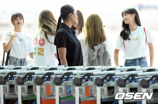 Girl group TWICE kept its promise to certify the official T-shirt for Idol room: All TWICE members wore the Idol room T-shirt as a group on their way out.TWICE departed for Malaysia on the afternoon of the 26th through Incheon International Airport Terminal 2.Usually entertainers are showing various fashion on the way to the airport, and TWICE has also shown their own unique airport fashion.However, on this day, TWICE members all appeared in the same T-shirt and attracted attention.It turned out that JTBC Idol room MC Jeong Hyeong-don and Defconn were T-shirts.Idol room T-shirts, jeans and skirts.Don Hee Conhee Jeong Hyeong-don and Defconn are wearing T-shirts made only by consonants of the program title in Idol room.When TWICE appeared on the 10th, they said they were pretty when they saw the two MCs Idol room T-shirts, and MCs happily presented T-shirts to wear them.The production team delivered an Idol room T-shirt to TWICE, and TWICE appeared wearing this T-shirt while many reporters gathered on the departure schedule of the airport, showing the righteousness of certifying the Group T-Shirts gift of Idol room.In addition, TWICE showed the sense of posting pictures taken in Group T-Shirts on official SNS.TWICE promised to wear Don Hee Conhee and Idol room group T-Shirts on the air, but kept the promise.TWICE of righteousness, too.The production team is really grateful to TWICE, he said. I am grateful to TWICE for its loyalty.Meanwhile, TWICE finished its activities with five music broadcasts with Dance the Night Away.