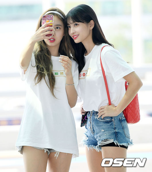 Girl group TWICE kept its promise to certify the official T-shirt for Idol room: All TWICE members wore the Idol room T-shirt as a group on their way out.TWICE departed for Malaysia on the afternoon of the 26th through Incheon International Airport Terminal 2.Usually entertainers are showing various fashion on the way to the airport, and TWICE has also shown their own unique airport fashion.However, on this day, TWICE members all appeared in the same T-shirt and attracted attention.It turned out that JTBC Idol room MC Jeong Hyeong-don and Defconn were T-shirts.Idol room T-shirts, jeans and skirts.Don Hee Conhee Jeong Hyeong-don and Defconn are wearing T-shirts made only by consonants of the program title in Idol room.When TWICE appeared on the 10th, they said they were pretty when they saw the two MCs Idol room T-shirts, and MCs happily presented T-shirts to wear them.The production team delivered an Idol room T-shirt to TWICE, and TWICE appeared wearing this T-shirt while many reporters gathered on the departure schedule of the airport, showing the righteousness of certifying the Group T-Shirts gift of Idol room.In addition, TWICE showed the sense of posting pictures taken in Group T-Shirts on official SNS.TWICE promised to wear Don Hee Conhee and Idol room group T-Shirts on the air, but kept the promise.TWICE of righteousness, too.The production team is really grateful to TWICE, he said. I am grateful to TWICE for its loyalty.Meanwhile, TWICE finished its activities with five music broadcasts with Dance the Night Away.