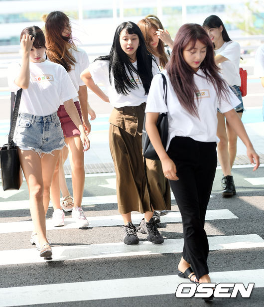 Girl group TWICE kept its promise to certify the official T-shirt for Idol room: All TWICE members wore the Idol room T-shirt as a group on their way out.TWICE departed for Malaysia on the afternoon of the 26th through Incheon International Airport Terminal 2.Usually entertainers are showing various fashion on the way to the airport, and TWICE has also shown their own unique airport fashion.However, on this day, TWICE members all appeared in the same T-shirt and attracted attention.It turned out that JTBC Idol room MC Jeong Hyeong-don and Defconn were T-shirts.Idol room T-shirts, jeans and skirts.Don Hee Conhee Jeong Hyeong-don and Defconn are wearing T-shirts made only by consonants of the program title in Idol room.When TWICE appeared on the 10th, they said they were pretty when they saw the two MCs Idol room T-shirts, and MCs happily presented T-shirts to wear them.The production team delivered an Idol room T-shirt to TWICE, and TWICE appeared wearing this T-shirt while many reporters gathered on the departure schedule of the airport, showing the righteousness of certifying the Group T-Shirts gift of Idol room.In addition, TWICE showed the sense of posting pictures taken in Group T-Shirts on official SNS.TWICE promised to wear Don Hee Conhee and Idol room group T-Shirts on the air, but kept the promise.TWICE of righteousness, too.The production team is really grateful to TWICE, he said. I am grateful to TWICE for its loyalty.Meanwhile, TWICE finished its activities with five music broadcasts with Dance the Night Away.