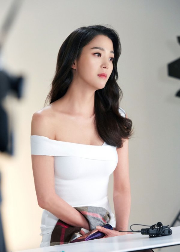 Han Go-euns agency JNJ Productions has unveiled Han Go-euns beauty ad shoot behind-the-scenes cut.Han Go-eun in the public photo has attracted the admiration of those who see various styles of dress and luxurious styling.Han Go-eun recently announced that he will join SBS entertainment program Dongsangmong Season 2-You are My Destiny as a new Destiny Couple.It is known that it will show cute and hairy reversal charm by releasing the marriage life with Husband which has not been revealed for the first time.