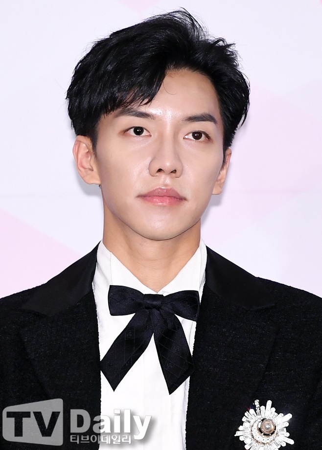 Lee Seung-gi, a singer of Produced 48, is continuing his disappointing career as a representative of National Producers.Lee Seung-gi is appearing as a representative of the national producers of the cable TV Mnet entertainment program Produced 48.The representative of the national producers he plays is a mentor who encourages and advises Idol Producer while leading the overall progress of the program.The National Producers representative position has received as much public attention as the Idol Producer every season.ProDeuce101 Season 1 actor Jang Keun-suk led the program with his unique confidence, and Season 2 singer BOA showed off his extraordinary presence by encouraging Idol Producer with his sometimes stern senior and sometimes affectionate sister.Lee Seung-gi was selected as the representative of the national producers of Produced 48 following Jang Keun-suk and BOA.Lee Seung-gi has also been recognized as an all-round entertainer in various fields such as singer, actor, MC and entertainment program, so he expects to show his role as a representative of the new national producers.Especially, he has been working hard through his long entertainment life, and as he has matured even more after the military discharge, he has focused on how to lead Produced 48 with differentiated leadership from Jang Keun-suk and BOA.However, Lee Seung-gi in Produced 48, which is unbalanced, does not seem to be able to fulfill the role of the national producers representative due to his performance that does not meet expectations.Since his first broadcast in June, he has shown the role of a host who announces evaluation tasks to Idol Producer, plays games between Idol Producer, and introduces the order of the contest evaluation stage.Or just occasionally, giving Idol Producer encouragement, soft smiles, advice from their experiences, etc., imprinting the image as a representative of the infinitely good and generous people Producers.In addition, Idol Producer asked me to sing a song, and he called his representative song My Girl, and at the ranking ceremony, he played a role as an atmosphere maker by enjoying with Idol Producer, such as presenting a surprise dance with Japanese participant Yamada Noe.Although Lee Seung-gi is a representative of the national producers who are more elegant than anything else, Lee Seung-gi did not show the leading national producers representatives who gave Idol Producer cool advice and their opinions.Even in the first evaluation of the broadcast, Lee Seung-gi did not join the place, and the evaluation process was confirmed by the broadcasting monitor that the production team showed, and the Idol Producer evaluated their skills on their own.Lee Seung-gi also missed recording the last position battle evaluation due to the filming schedule of the new drama Baega Bond (playplayed by Jang Young-chul and directed by Yoo In-sik).Instead of failing to digest the Produced 48 recording due to his personal schedule, BOA, a member of the same agency, took a microphone with a special MC and filled Lee Seung-gis vacancy.The surprise appearance of BOA, which has not been announced before, was embarrassing.BOA has accumulated experience through live music broadcasting programs, but it has been evaluated as not enough to lead the scene alone.Lee Seung-gi is not fulfilling the role of the national producers representative who should be an irreplaceable being.If the national producers of the past have been named to the place where they have been well-known, they will have to take a personal image and show their commitment to Produced 48 rather than pushing their personal schedule.Some of them point out his lack of responsibility and continue to demand to get off.Now, half of the money Produced 48 is cruising with a high topic despite various controversies.I hope Lee Seung-gi, who plays an important role as the representative of the national producers, will no longer be disappointed.