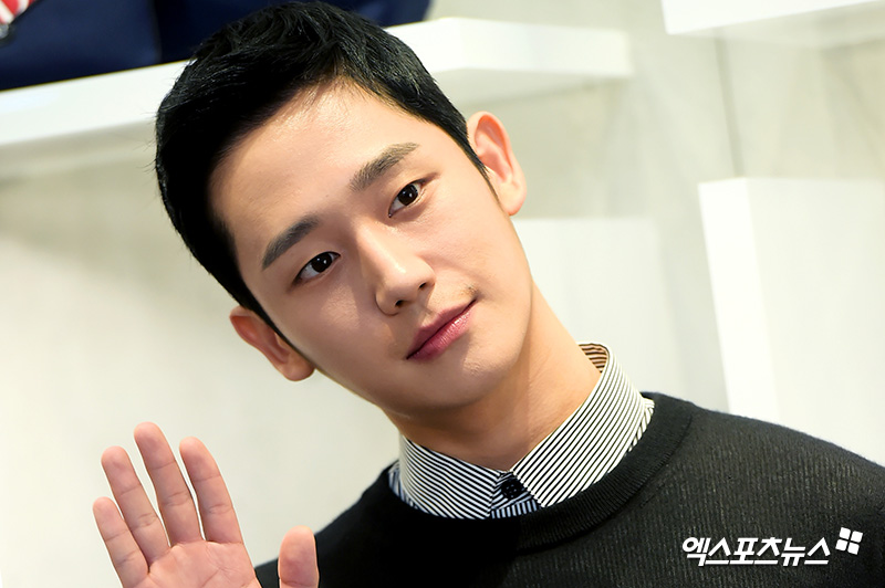 Actor Jung Hae In, who attended the launching ceremony of a clothing brand at Shinsegae Department Store headquarters in Seoul, is posing on the afternoon of the 25th.Youre so busy, arent you?Karisma greetingsHow about retro fashion?Perfect side viewSmiles that sweep your sisters heart