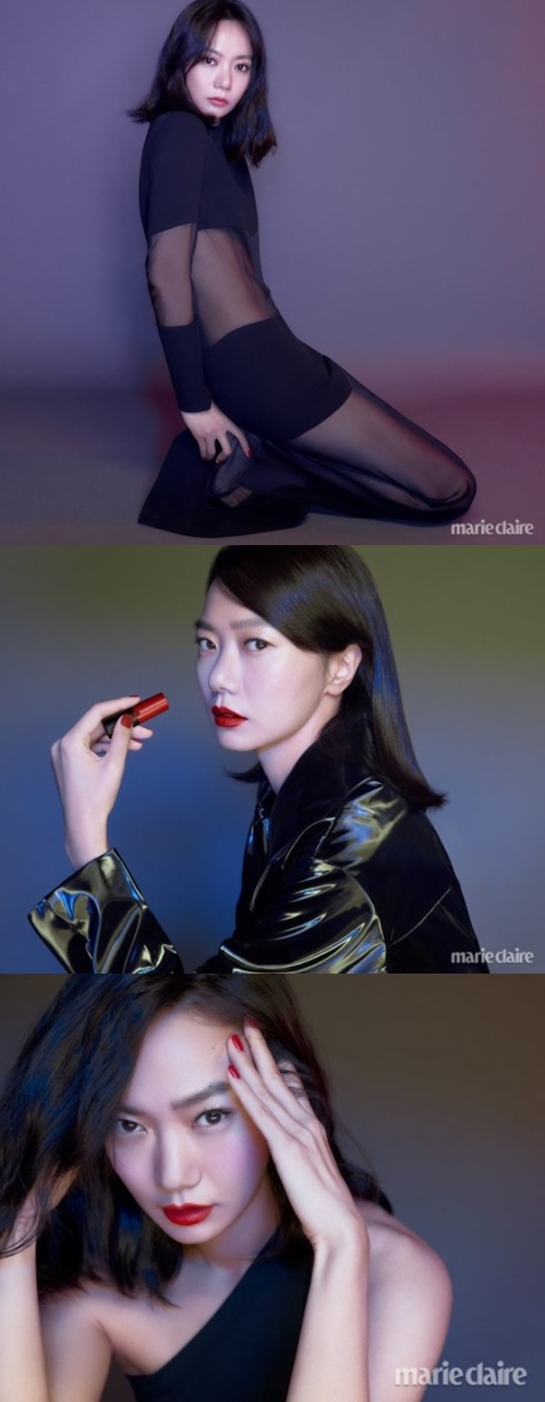 Actor Bae Doona has emitted intense Charisma through the pictorial.In a recent photo released through the fashion magazine Korean Independent Animation Film Festival, Bae Doona styled the all black costumes with a lip Make up and nail color in red, giving intense energy to the existence itself.He seems to have fully understood the concept of the picture, and the lip Make up is giving off an aura, and the imposing eyes that perfectly blend the concept and styling are overwhelming.Meanwhile, Bae Doona is expected to continue his career by digging a busier schedule than anyone else in the second half of 2018.First, KBS2 New Moon TV drama Best Divorce, which is considered to be the most anticipated work of the fall, confirmed its appearance and started to meet viewers.In addition, the movie King of Drugs, which is about to be released at the end of the year, will meet audiences on screen.Photo l Korean Independent Animation Film Festival