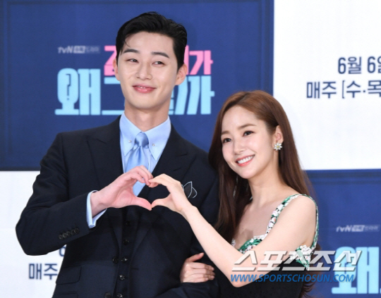 The TVN drama Why is Kim Secretary doing it ended on the 26th.In Why Will Secretary Kim Do That, which aired 26, Lee Yeongjun (Park Seo-joon) and Kim Mi-so (Park Min-young) were drawn.Lee Yeongjun paid all his attention to marriage and Kim Mi-so was still busy with the company.And on the day of the wedding, Lee Yeongjun and Kim Mi-so turned to each other to open a new chapter in life: You are my world and every moment.You were all my moments, with Lee Yeongjuns narration, the two of them made a happy ending by sharing a wedding kiss.The surrounding characters also got a happy ending: Park Yoo-sik reunited with his ex-wife Seo Jin (Seo Hyo-rim), while Bong Se-ra (Hwang Bo Ra) and Yang Cheol (Kang Hong-seok) entered into an open in-house relationship.Goguinam (Hwang Chan-sung) also graduated from the Danbeul Shrine and approached Kim Ji-ah (Pyo Ye-jin) to signal a pink romance.The last audience rating of Why is Secretary Kim doing that? is 8.6% on average and 10.6% (based on Nielsen Korea and paid platforms) - the highest in all channels including terrestrial broadcasting.In addition, TVN target 2049 ratings also averaged 6.3% and up to 7.7%, making it the number one spot in all channels including terrestrial broadcasting.As such, Why would Secretary Kim do that was the strongest person in the world to be able to compete with.Why is Kim doing it? has maintained the top spot in the drama topic index for the sixth consecutive week since the first broadcast.In addition, the number of subscribers to the channel exceeded 130,000 and the cumulative number of reproductions exceeded 76 million views.It was a more perfect drama because there was no smoke hole in Why would Kim do it?Lee Tae-hwan hated his brother Lee Yeongjun with distorted memory, but he made a tension by drawing the narrative of Lee Sung-yeon, who regained Memory and reflected on the past while confused.Kang Ki-young boasted Park Seo-joon and extreme romance with his comic acting, and Hwang Bo Ra, Hwang Chan-sung, and Pyo Ye-jin made the drama rich with comic acting.In addition, Park Junhwa PDs witty production, the right place cameo arrangement, Baek Sun-woo - Choi Bo-rams plump ambassador and delicious episode also made it possible to experience strange experiences that stimulate fantasy and stimulate empathy.Above all, it was Park Seo-joon and Park Min-youngs hard carry that led to the popularity of Why is Kim Secretary?Park Seo-joon shook up The Earrings of Madame de... by making a real-life character in a webtoon with a gesture of voice.He has created a cute, cool and sexy Lee Yeongjun by releasing the painful wounds that had to endure the sweet melodrama and kidnapping trauma for Park Min-young while comically portraying the aspect of a narcissist such as Young Jun Lee and Shining Aura.Although there was a voice of concern due to the succession of Loco water such as She Was Beautiful and Ssam My Way, Park Seo-joon showed the evolution of the Loco bulldozer with the smoke like chameleon, making female fans sleepless.Park Min-young announced the birth of New Roco Queen as a first roco, but it was a good performance.While showing the professional Kim secretary, he showed off his charm of reversal by moving his facial muscles freely and digesting comical aspects while showing his brokenness.Especially, unlike the heroine in the existing loco water, which was wielded by the male protagonist or was torn between the two men, she broke my words and showed off her charm of honest girl crush and became a Wannabe.The Earrings of Madame de... was unnerved by the delightful exhilaration sweet romance these two show.And thanks to that chemistry, it burst to the romance rumor.Park Seo-joon and Park Min-young have been in love for three years and have enjoyed a secret date of 007 with secrets to their closest aides.As both of them were so good at chemistry, visually or acting, the fans were eager to see the romance rumor as true.Unfortunately, their pink mood ended in the work.Park Seo-joon agency Awesome Eternity and Park Min-young agency Tree Eternity dismissed the romance rumor on the 27th, Dear love is unfounded and close colleagues.Why is Kim doing that? ended with a lot of love and regret. Why is Kim doing that? Followed by Knowing Wife starring Ji Sung Han Ji Min.