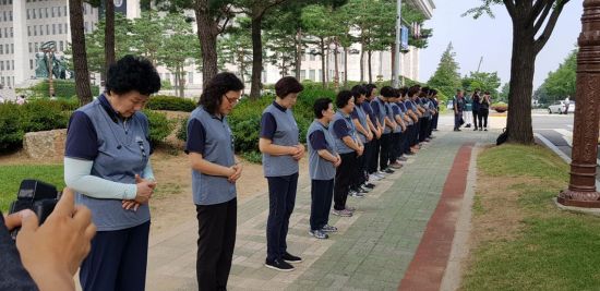 27일 국회 청소노동자들이 줄을 서서 고(故) 노회찬 의원의 운구차량을 배웅하고 있다. (사진 : 민주노총 페이스북)