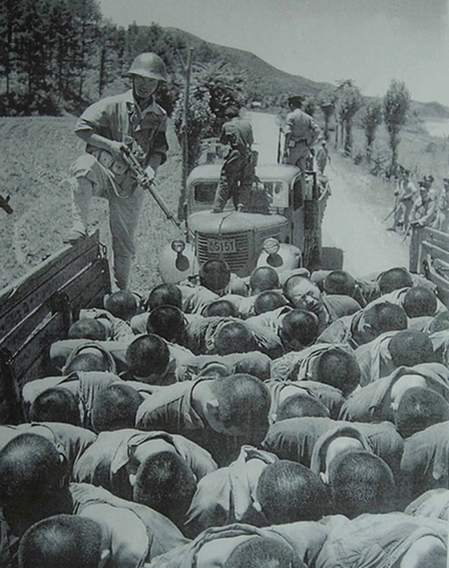 ➊충남 공주 왕촌리 학살 현장으로 끌려가는 재소자들. 영국 런던에서 발행한 <픽처 포스트>(Picture Post)에 ‘워 인 코리아’(War in Korea·1950년 7월29일)라는 제목의 기사에 담긴 사진이다. National Archives Ⅱ, Record Group 242