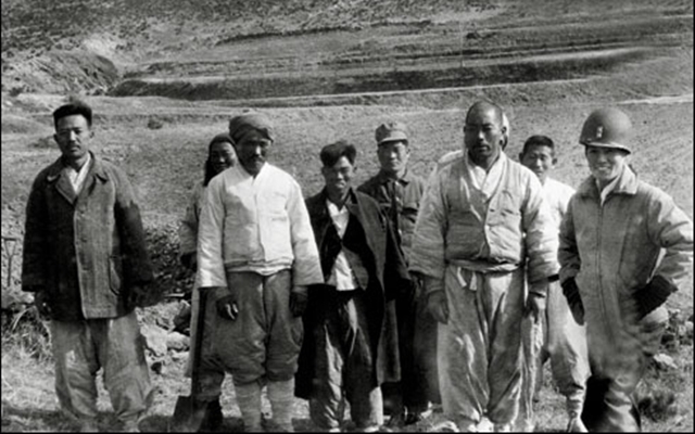 ❷대구 부역자 학살. 오른쪽 학살을 지휘한 것으로 보이는 군인이 활짝 웃고 있다. ‘Execution by ROK Army Military Police’라는 제목의 문서에 포함된 7장의 연속촬영 사진 중 하나. 1951년 4월 대구에서 촬영. National Archives Ⅱ, Record Group 242