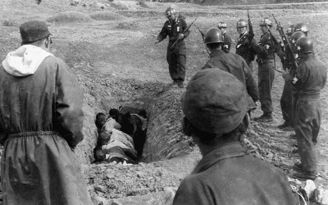 ❸ 대구 부역자 학살. 왼쪽에 두 손을 주머니에 넣고 현장을 감독·기록하는 미군의 뒷모습이 보인다. 1951년 4월 대구에서 촬영. National Archives Ⅱ