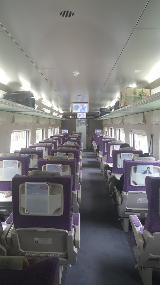 인천공항행 KTX 는 공항철도 구간에서는 좌석의 80%가 빈 채로 운행돼 왔다. [중앙포토]